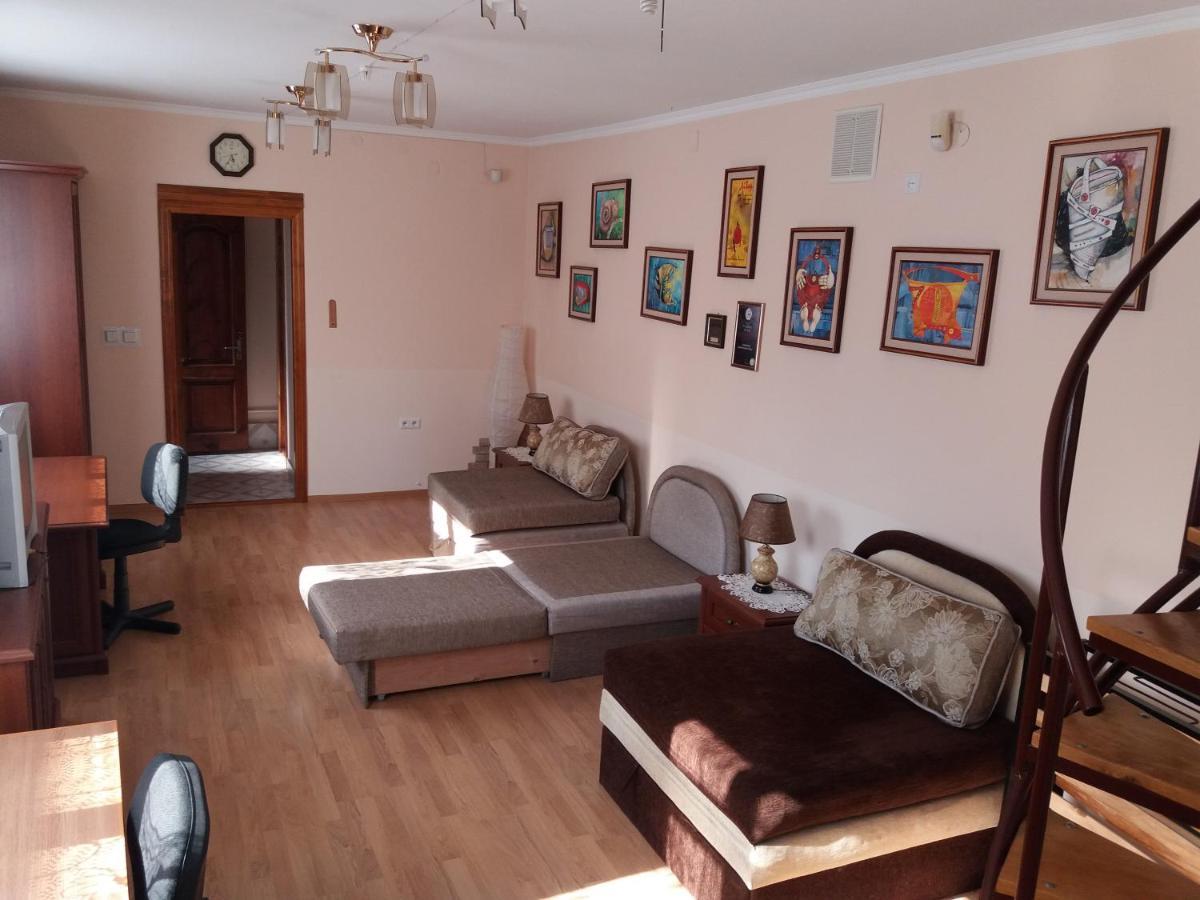 "Arttrakt" Hotel Lviv Bagian luar foto