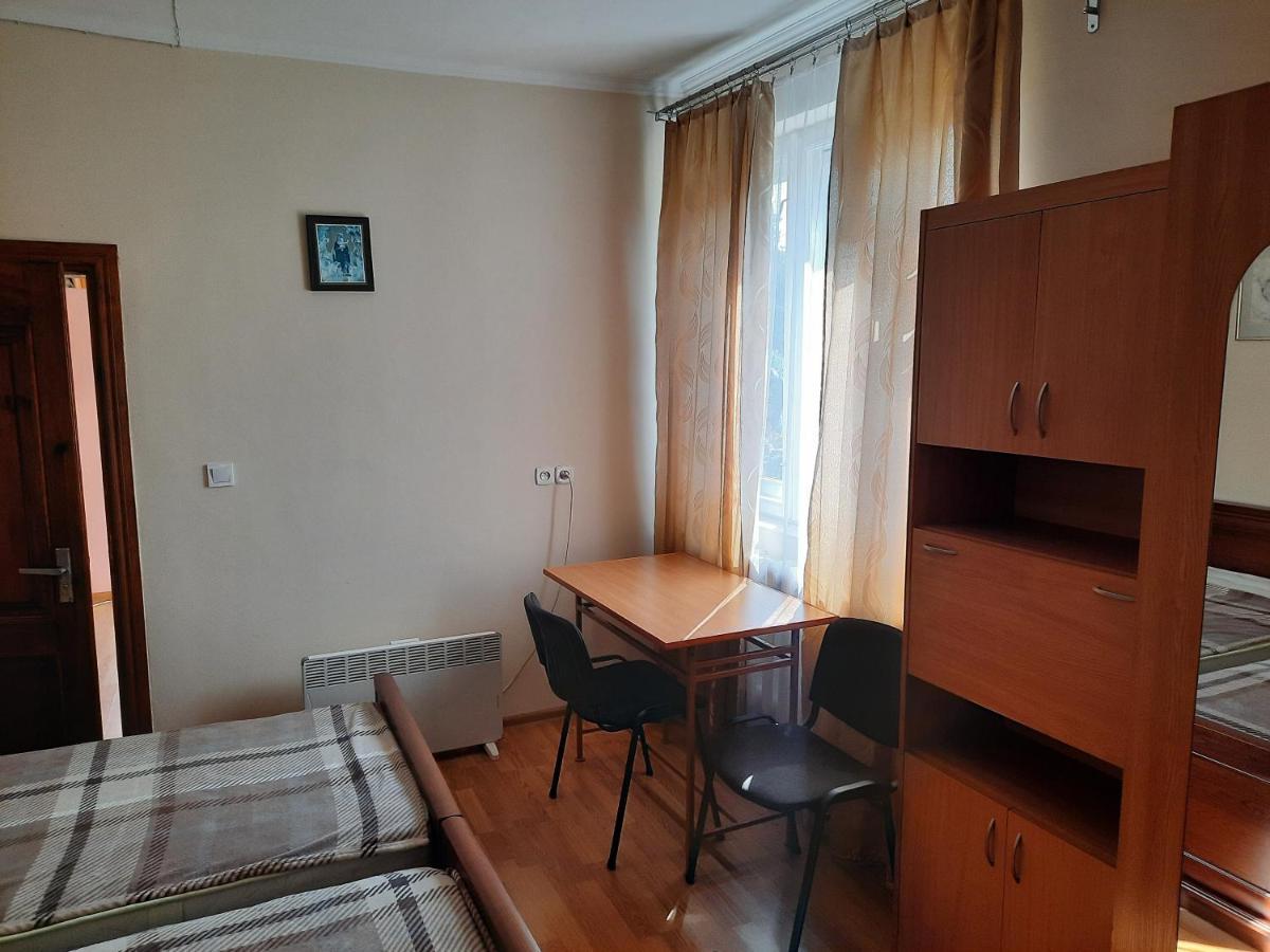 "Arttrakt" Hotel Lviv Bagian luar foto